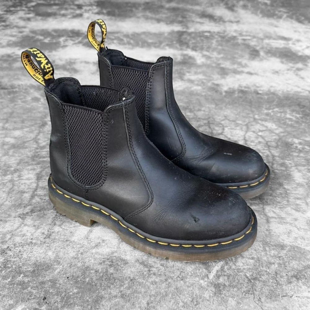Dr Martens Black leather cheslea round toe boot  Women's size 6